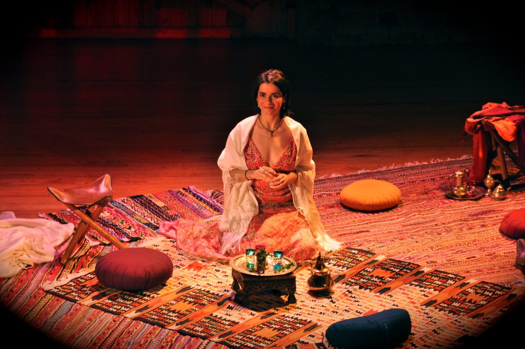 Amel Brahim-Djelloul dans le spectacle "Les 1001 lunes de la princesse Boudour". Partez à la découverte du conte Qamar-az Zaman et la princesse de Chine, conte des 1001 nuits.